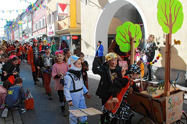 Szenen vom Kinderumzug in Stockach am Fastnachtsdienstag 2023.