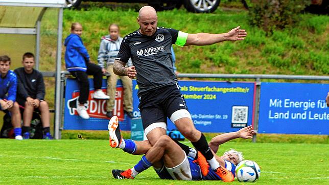 Dennis Sutera (oben) ist der neue Interims-Spielertrainer bei den Sportfreunden Owingen-Billafingen.