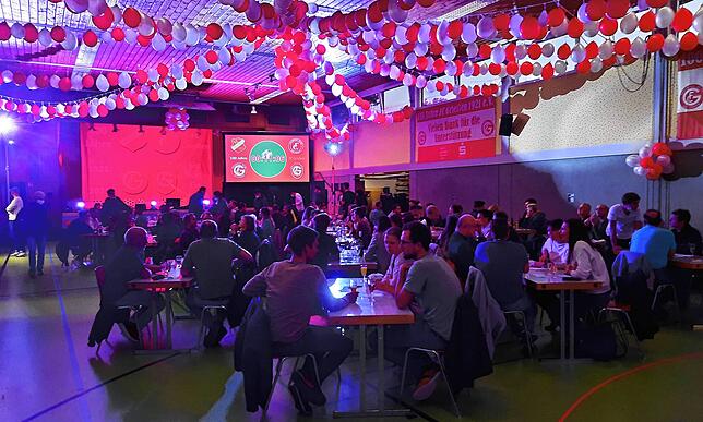 Volles Haus: Beim außerordentlichen Quiz-Abend des FC Grießen im Rahmen der Feierlichkeiten zum 100. Vereinsgeburtstag lockte Michael ...