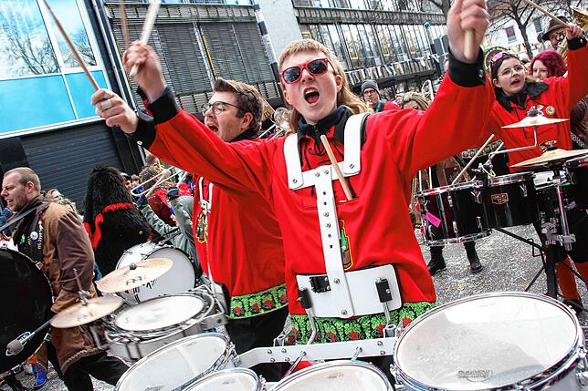 Bild 17: Sonne für die Narren: Großer Fasnet-Umzug begeistert in Singen!