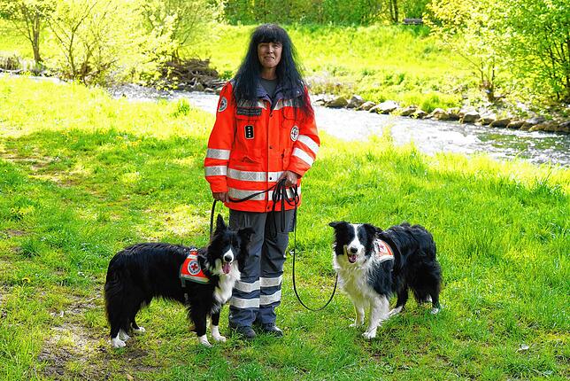 Yvette Feulner mit ihren Border Collies Finn (rechts) und Siana.