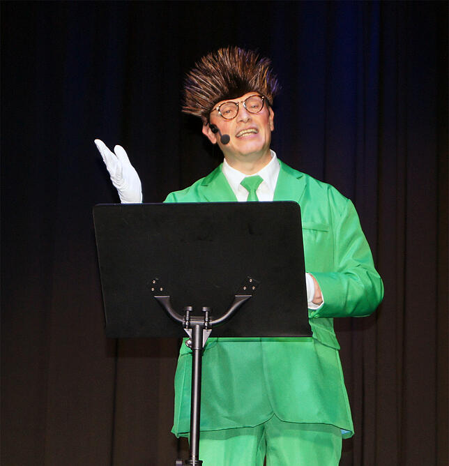 Martin Frank plauderte in der Bütt schelmisch als grüner Bote vom Gemeinderat.