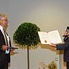 Sichtlich überrascht und geehrt nahm Manfred Jüppner (links) die Ernennungsurkunde der Gemeinde zum Ehrenbürger aus den Händen seines ...