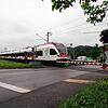 Eine S-Bahn auf der Wiesentalstrecke am Bahnübergang Daimlerstraße/Bahnhofstraße in Steinen. (Archivbild 2018)