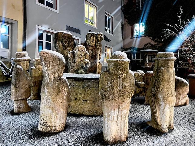 Schneebedeckte Skulpturen in Bad Säckingen.
