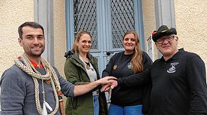 Die Geehrten des Narrenvereins Moschtobst (von links): Lukas und Pia Huber sowie Martha Bechinger, rechts der neu „behütete“ ...