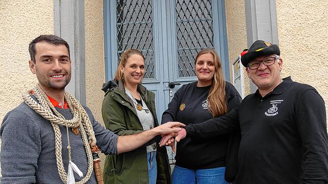 Die Geehrten des Narrenvereins Moschtobst (von links): Lukas und Pia Huber sowie Martha Bechinger, rechts der neu „behütete“ ...