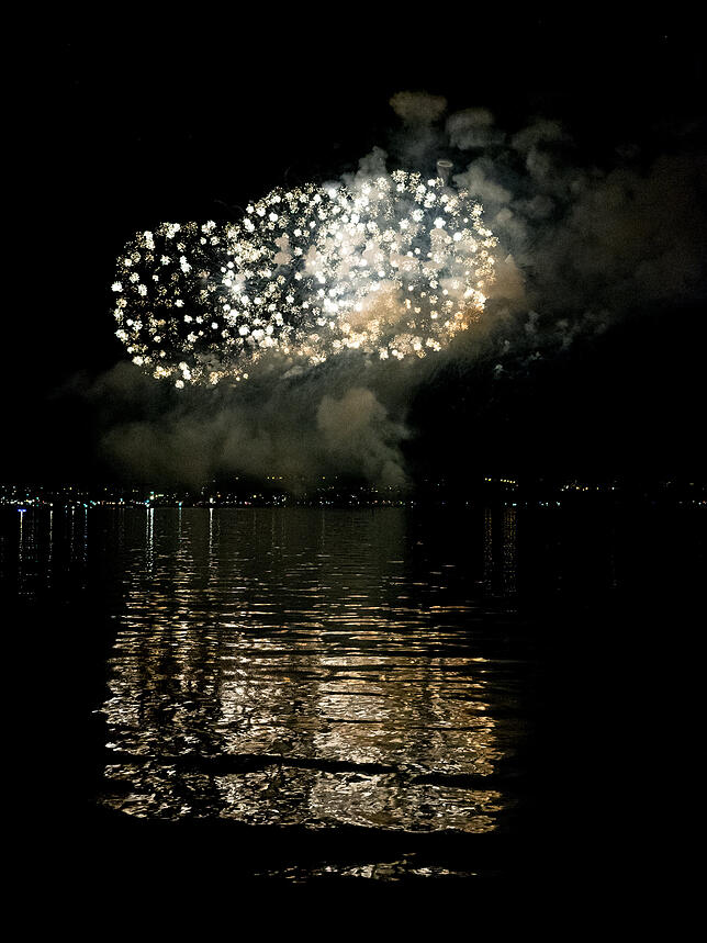 Bild 15: Das Seenachtfest-Feuerwerk vom Logenplatz am Yachthafen: Der Kreuzlinger Teil in Bildern
