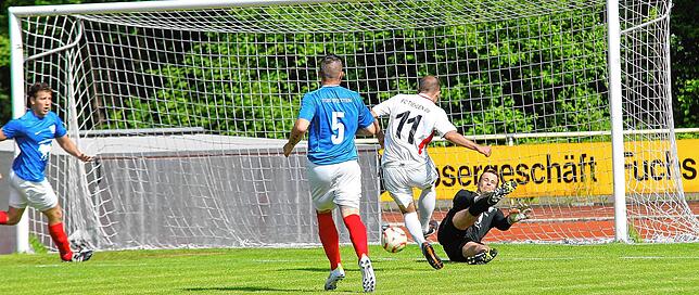 Die Entscheidung: Jasmin Rastoder (Nr. 11) trifft zwei Mal gegen Schlussmann Dirk Bogenschneider vom TuS Stetten. Am Ende siegt der FC ...