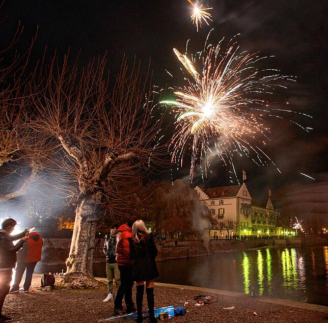 Stehen und staunen: Das Feuerwerk zum Jahreswechsel 2017/2018 vor dem Konstanzer Inselhotel. Bild: Aurelia Scherrer