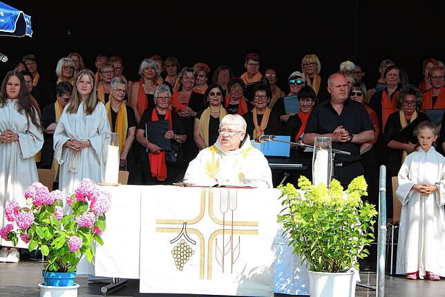 Pater Daniel Riedmann, ein gebürtiger Bohlinger, zelebrierte den Jubiläumsgottesdienst auf der Festbühne.