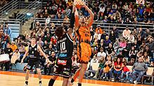 Der Schwenninger Center Chris Okolie (am Ball) war in Möhringen von Anfang an der dominante Akteur auf dem Parkett. Die Black Forest ...