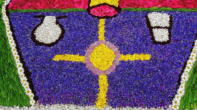 Um solche schönen Blumenteppiche, wie hier in früheren Jahren, legen zu können, erbitten die Ministranten Blumenspenden aus der ...