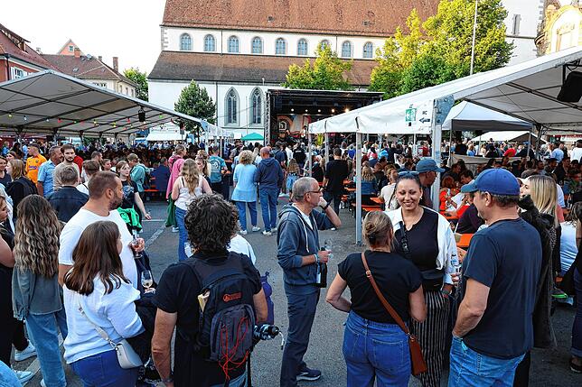 Bild 11: Mit Musik und Gaumenfreuden lockt das Konstanzer Weinfest 2025 seine Gäste