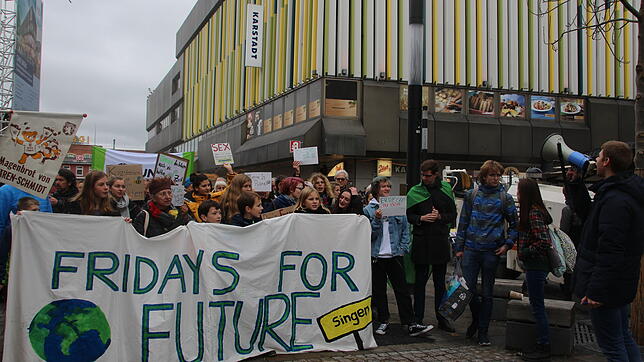 Die Klimaaktivisten motivieren Passanten zum Mitmachen.