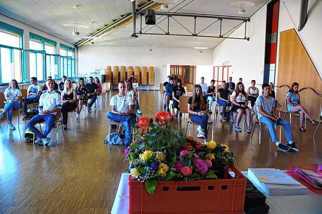 Die Schüler der Klasse 10B bei ihrer Abschlussfeier am Schulverbund Nellenburg. Jede Klasse erhielt ihre eigene Feier im kleinen Rahmen. ...
