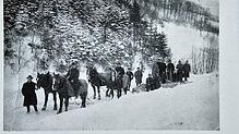 Schneeschieben mit Pferden und Helfern bei Neuenweg – so sah die Arbeit auch in und um Gresgen aus. Bild: Privat, Repro: Gerald Nill