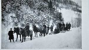 Schneeschieben mit Pferden und Helfern bei Neuenweg – so sah die Arbeit auch in und um Gresgen aus. Bild: Privat, Repro: Gerald Nill