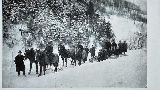 Schneeschieben mit Pferden und Helfern bei Neuenweg – so sah die Arbeit auch in und um Gresgen aus. Bild: Privat, Repro: Gerald Nill
