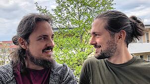 Die Brüder Simon und Lukas Beier schreiben auch gemeinsam Bücher und tauschen sich regelmäßig über ihre Projekte aus.
