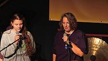 Helena Schmidt (Bild) begleitete mit ihrer Stimme Daniela Lechner beim Stück „Gespräche mit dem Ich“.