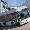 Die Technik ist schon verfügbar: Ein E-Bus Electric Citaro fährt auf der Teststrecke der Daimler AG in Stuttgart über eine Steilkurve. ...
