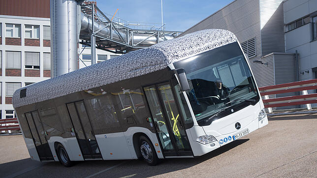 Die Technik ist schon verfügbar: Ein E-Bus Electric Citaro fährt auf der Teststrecke der Daimler AG in Stuttgart über eine Steilkurve. ...