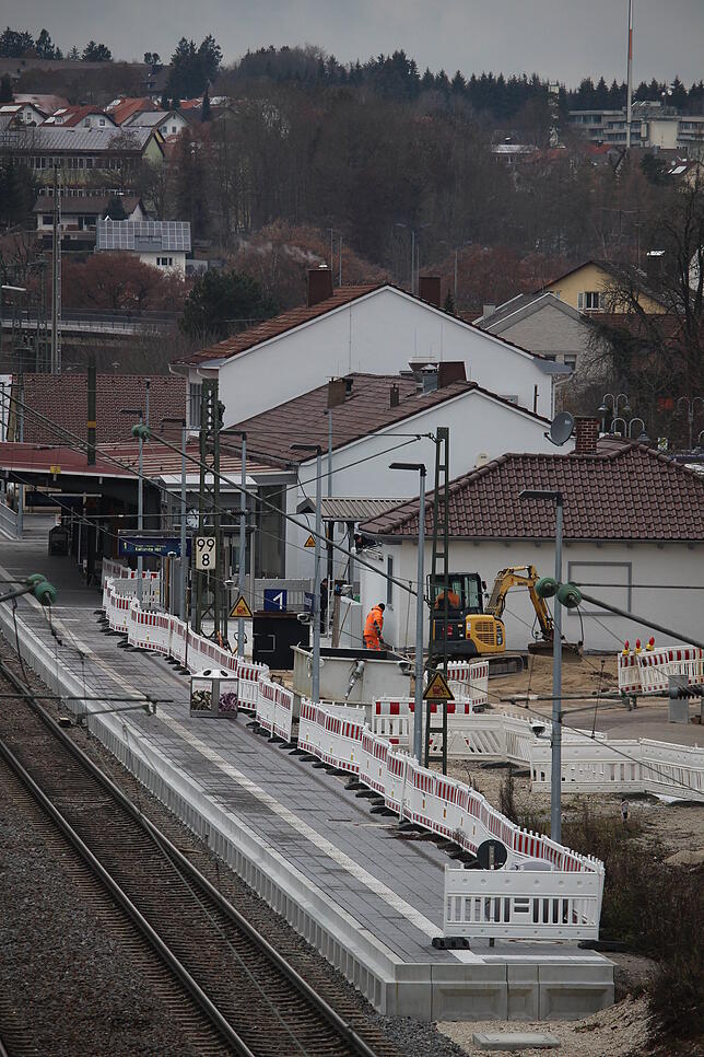 Neben dem Donaueschinger Bahnhofsgebäude wird Anfang Dezember noch gearbeitet. Ab Heiligabend ist bis ins neue Jahr erst mal Winterpause.