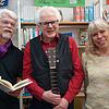 Autor Markus Manfred Jung (links), sein Liedermacher-Freund Uli Führe und Initiatorin Petra Gabriel bei der Verabschiedung des ...