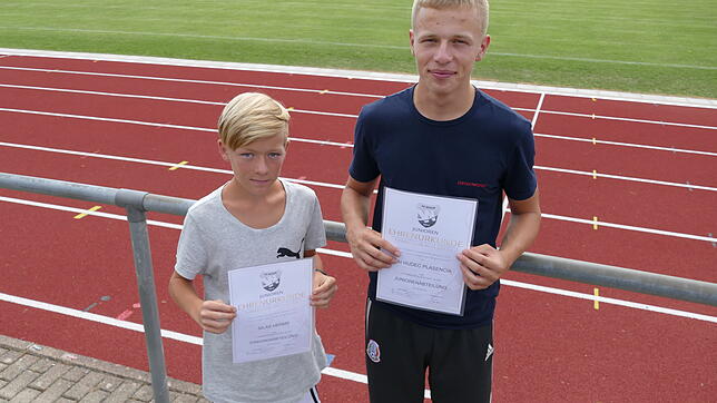 Silas Herm und Kai Hudec Plasencia (rechts) wurden für zehn Jahr Mitgliedschaft bei der FC-Jugend geehrt.