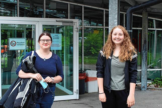Samantha Lietz (links) und Lana Grundmann freuten sich, dass die erste Abschlussprüfung in Deutsch gut gelaufen ist.