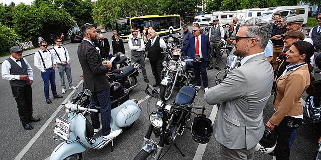 Treffpunkt Döbele-Parkplatz in Konstanz: Organisator Georg Ziegler (4.v.l.) gibt letzte Instruktionen kurz vor dem Start des ...