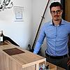 Burg-Geschäftsführer Niklas Grom an der Rezeption des Hotels. Hier hat die Unbekannte sich die Kasse geschnappt und ist verschwunden.