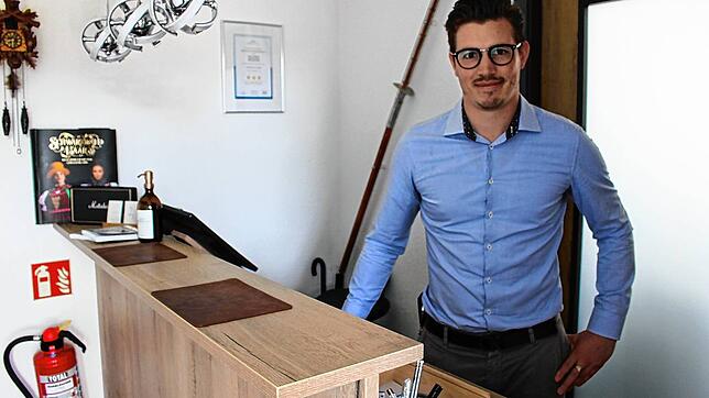 Burg-Geschäftsführer Niklas Grom an der Rezeption des Hotels. Hier hat die Unbekannte sich die Kasse geschnappt und ist verschwunden.