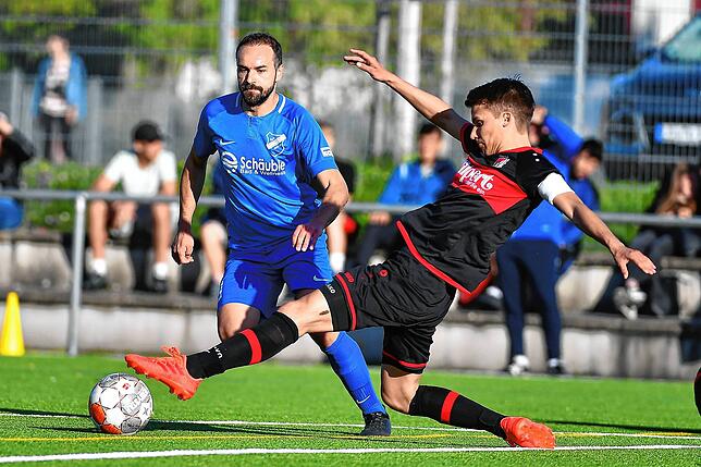 Abschied: Der langjährige Kapitän Patrick Merz (vorn, gegen Michael Flad vom TuS Efringen-Kirchen) wird nach seinem Wechsel zum FC ...