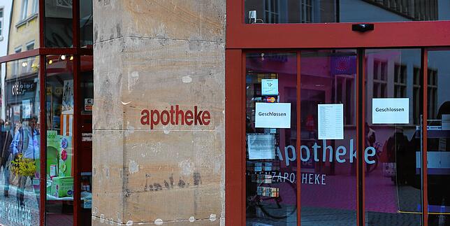 Rosgartenstraße 16 im Mai. An den Schiebetüren steht unübersehbar: „Geschlossen“.