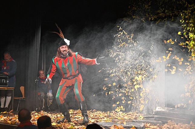 Der Poppele, dargestellt von Timo Heckel, kommt unter Theaterdonner und Kunstnebel bei der Martinisitzung aus seiner Gruft.