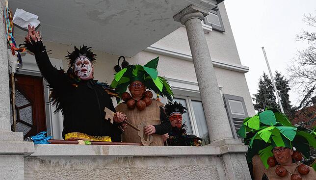 Mittags wurde dann in Hepbach der Narrenbaum abgeholt, den der Vermessungstrupp dann auf dem Leimbacher Festplatz aufstellte.