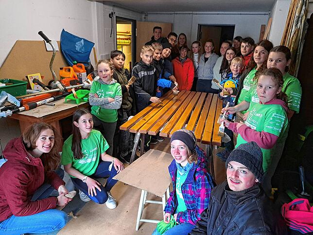 Wegen des nasskalten Wetters wichen die Ministranten von Welschingen, Anselfingen und Neuhausen in die Garage an der Welschinger Kirche ...
