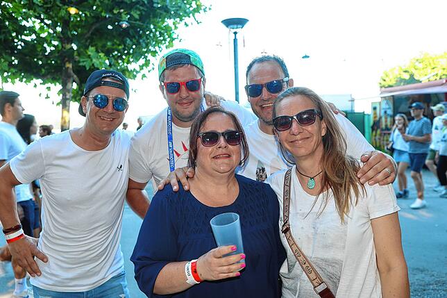 Bild 25: Seenachtfest 2024: Bald beginnt das große Feuerwerk und die Besucher strömen ans Bodenseeufer