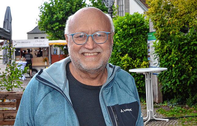 Roland Neubert ist vom Enthusiasmus der jungen Brenner begeistert.