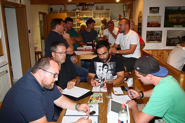 Spielplan-Besprechung: Bei der Staffeltagung der Bezirksligisten im Sportheim des SV Buch wurden Terminwünsche unter den ...