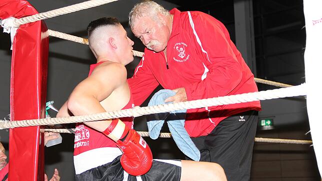 Comeback: Patrick Loewert vom BR Klettgau stieg erstmals nach acht Jahren wieder in den Ring. Hier gibt es Anweisungen von Trainer ...