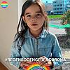 Die sechsjährige Lucy beteiligt sich an der Regenbogenaktion.