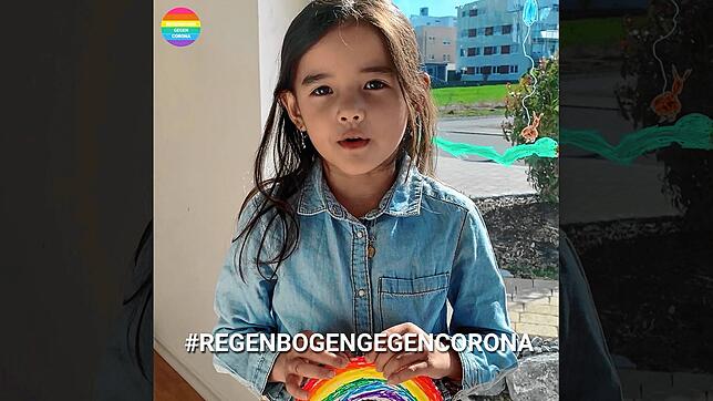Die sechsjährige Lucy beteiligt sich an der Regenbogenaktion.