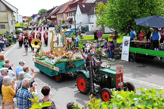 Der Höhepunkt des dreitägigen Jubiläumsfestes des Musikvereins Ittendorf ist der große Umzug mit 30 Gruppen und rund 1500 Teilnehmern.