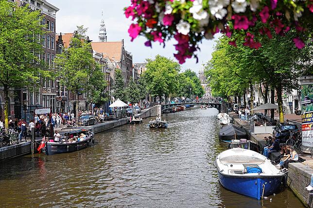 Ziehen den einen oder anderen Touristen an: Grachten in Amsterdam.