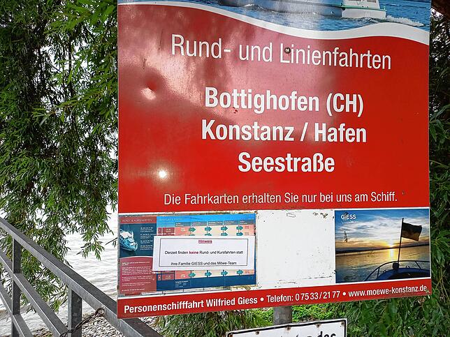 Ein Schild an der Anlegestelle Therme informiert darüber, dass derzeit keine Rundfahrten stattfinden.