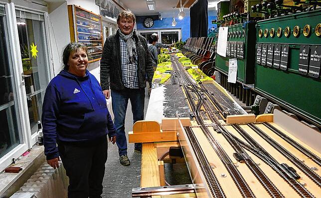 Schriftführerin Eva Schmidt und Vorsitzender Bernd Spadinger zeigen einen Teil der Ausstellung der Eisenbahnfreunde Donaueschingen im ...