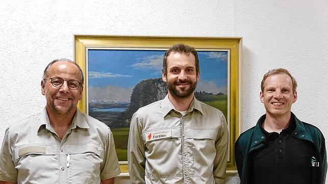 Sie wissen Bescheid über den Hilzinger Gemeindewald (von links): Forstrevierleiter Werner Hornstein, Trainee Lukas Mangold und der ...